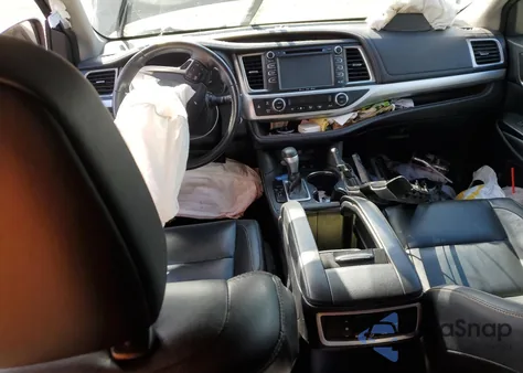 2018 Toyota Highlander Se z USA, uszkodzony, nr VIN 5TDJZRFH8JS832549